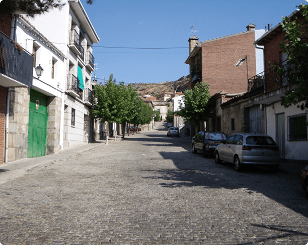 Calle del casco antiguo con casas de piedra