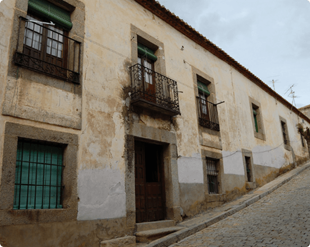 Fachada tradicional con balcones de madera
