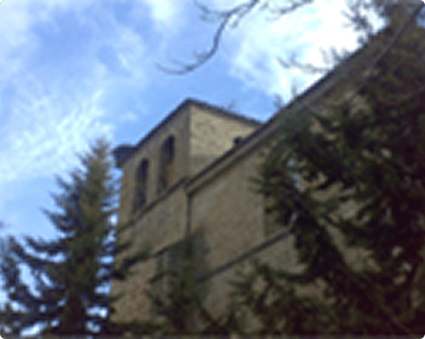Torre de la iglesia parroquial entre árboles