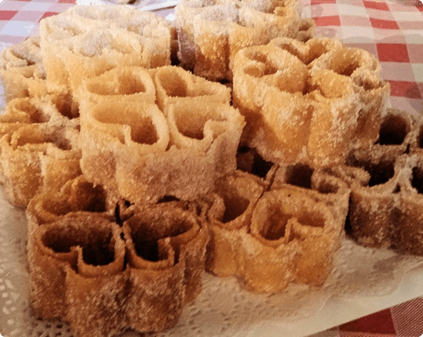 Flores fritas espolvoreadas con azúcar