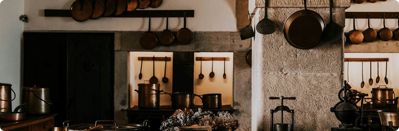 Cocina tradicional con batería de cobre