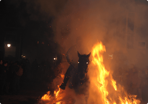 Jinete atravesando las hogueras en las Luminarias