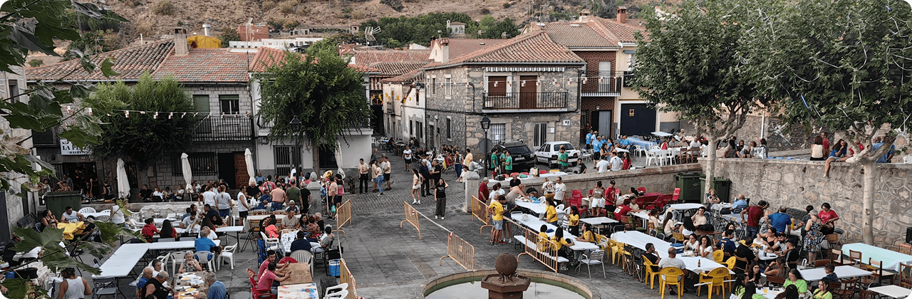 Plaza llena durante las fiestas de San Bartolomé