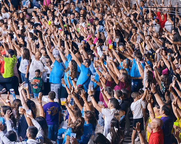 Peñas con camisetas de colores en las fiestas