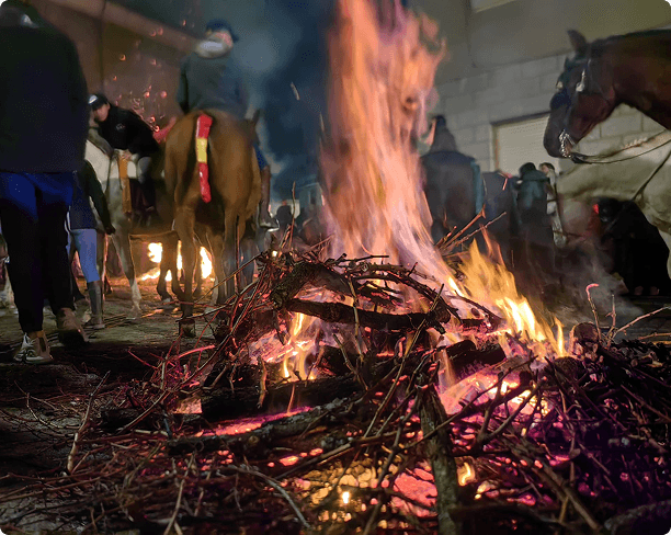 Caballos saltando las hogueras en Las Luminarias