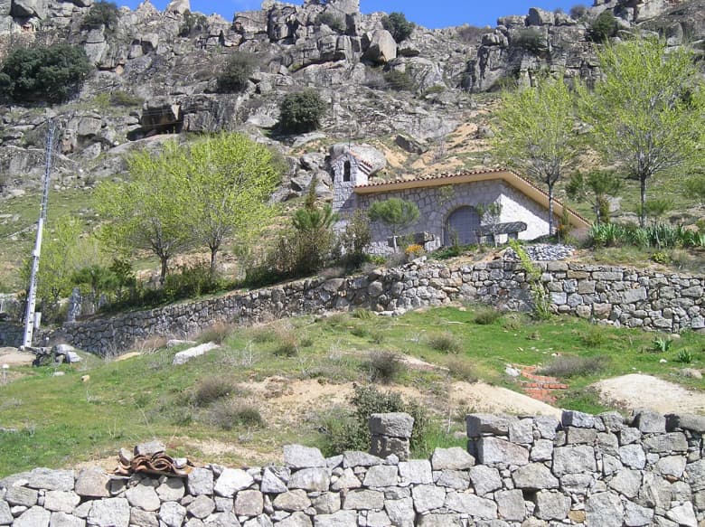 Ermita en el paisaje de San Bartolomé de Pinares