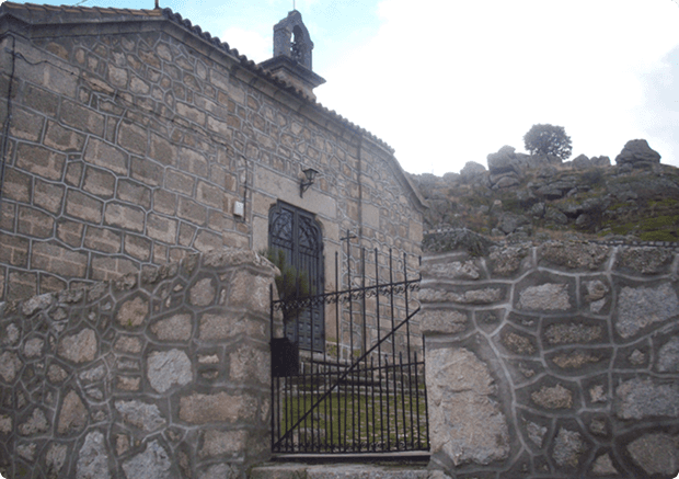 Ermita de piedra en la ladera