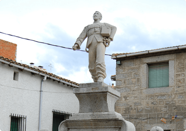 Estatua de Eloy Gonzalo en la plaza de Cascorro