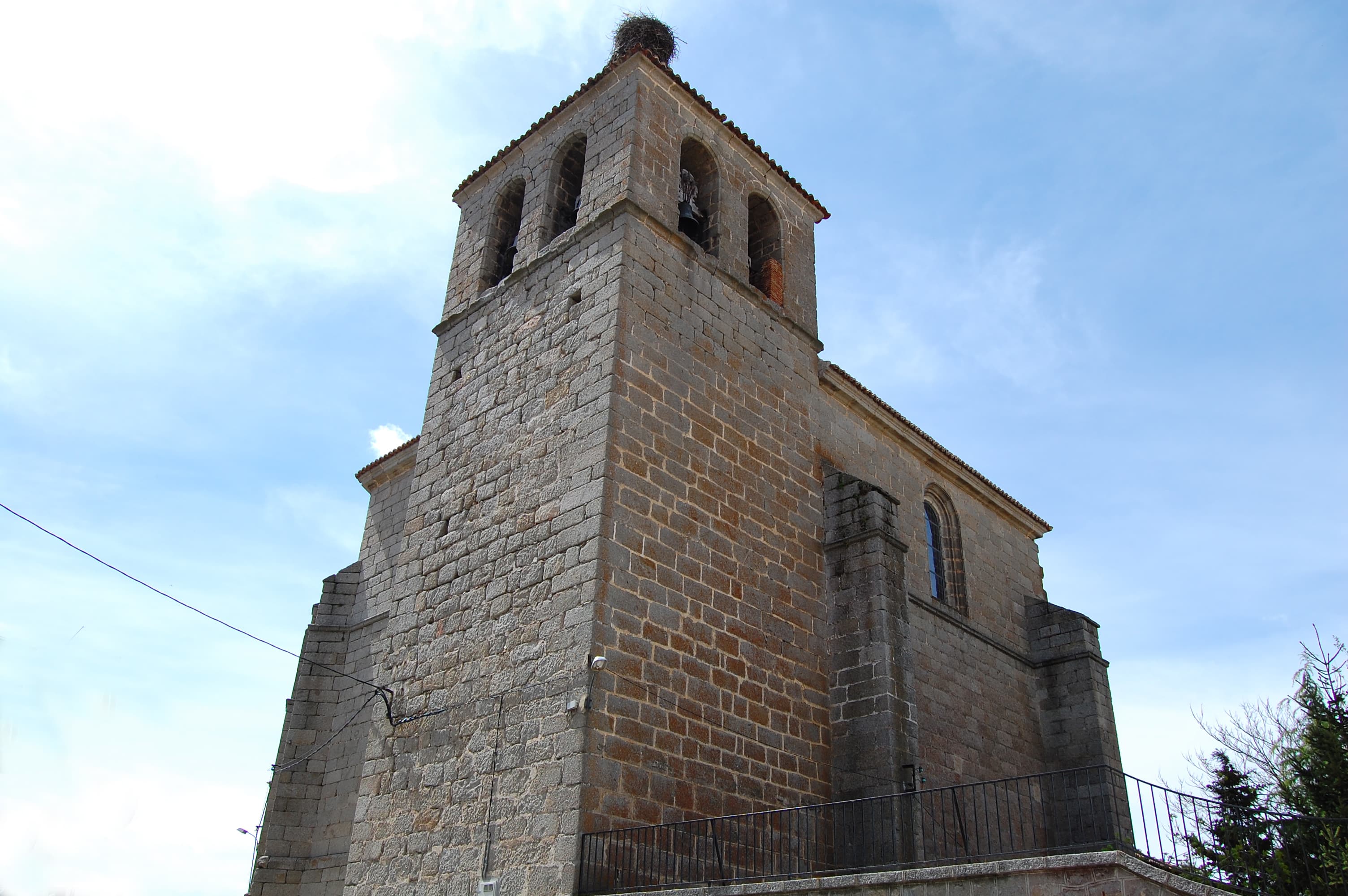 Fachada y torre de la iglesia
