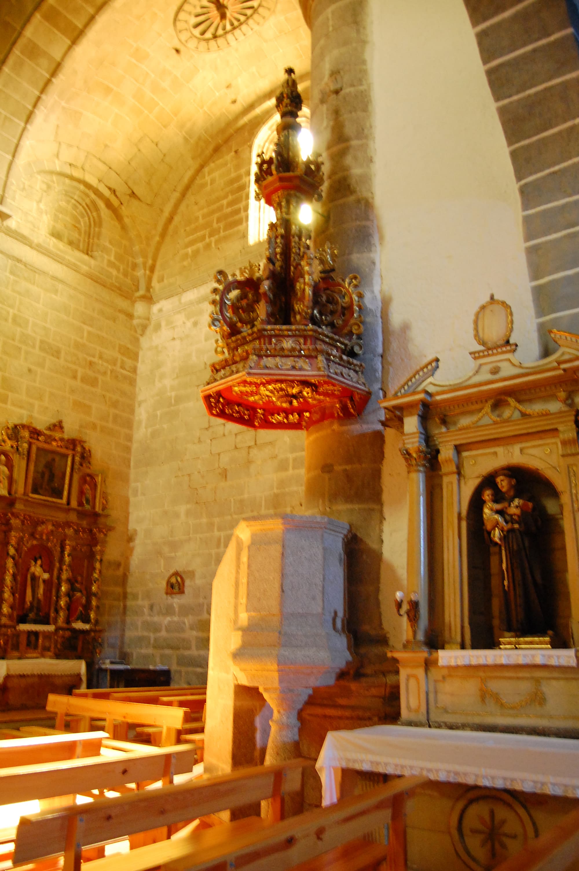 Coro y baptisterio de la iglesia