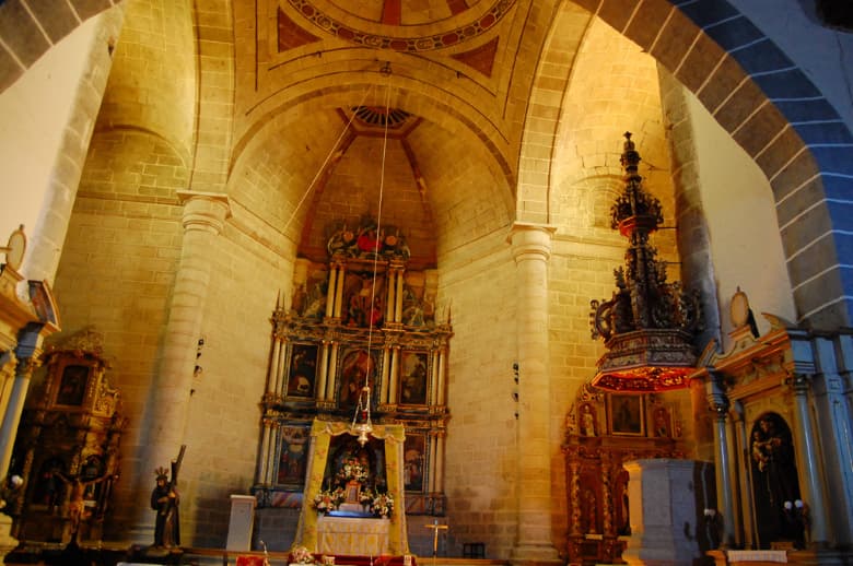 Pintura y objetos de culto de la iglesia